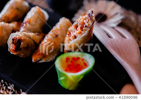 Deep-fried spring roll, delicious Vietnamese food  41890096