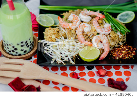 Rice vermicelli served with pork and shrimps 41890403