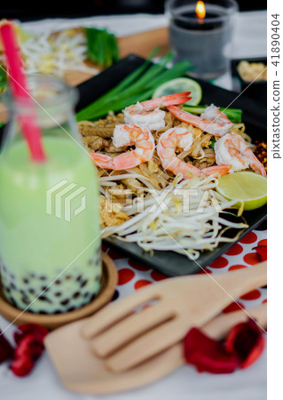 Rice vermicelli served with pork and shrimps 41890404