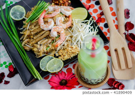 Rice vermicelli served with pork and shrimps 41890409