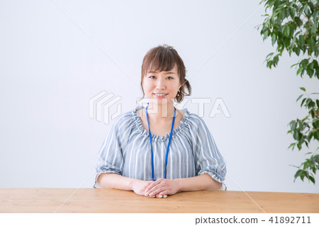 坐在桌前的女商人 坐在桌前的女商人 41892711