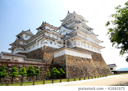 A fresh green Himeji castle A fresh green Himeji castle 41892875