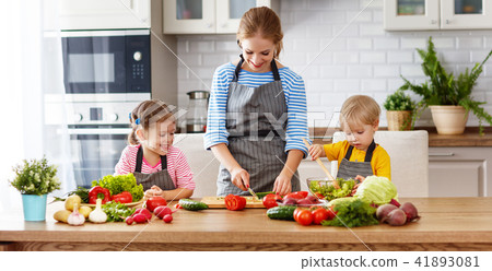 mother with children preparing vegetable salad mother with children preparing vegetable salad 41893081