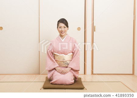 A woman sitting in a kimono 41893350
