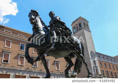 Bronze equestrian statue of Alessandro Farnese. 41893492