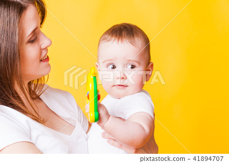 The mom educates the baby 41894707