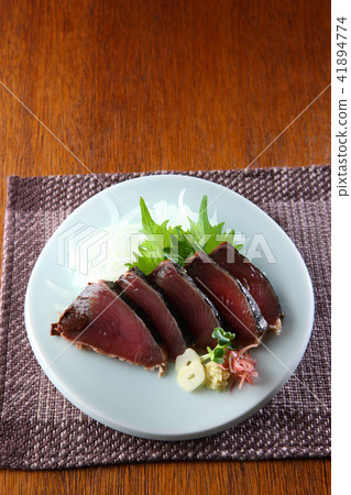 Seared bonito 41894774