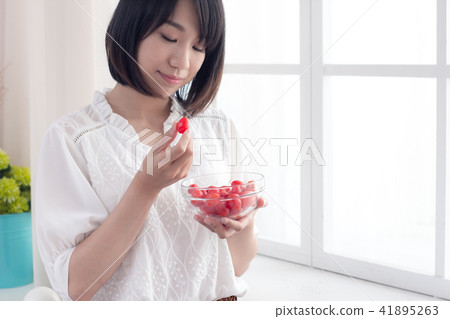 Teenage girl with tomato 41895263