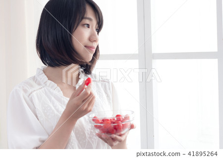Teenage girl with tomato 41895264