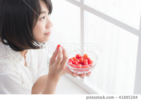 Teenage girl with tomato 41895284