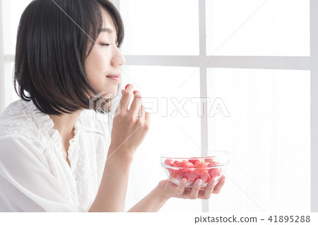 Teenage girl with tomato 41895288