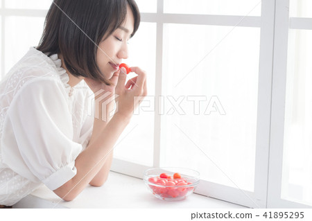 Teenage girl with tomato 41895295