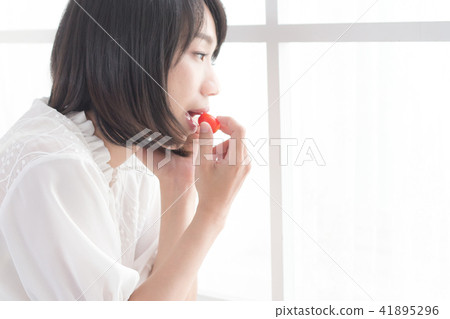 Teenage girl with tomato 41895296