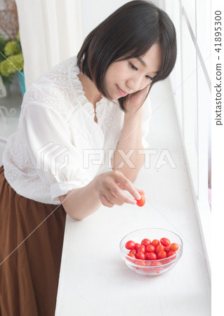 Teenage girl with tomato 41895300