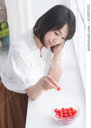 Teenage girl with tomato 41895301