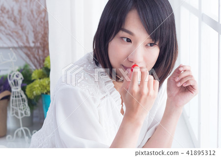 Teenage girl with tomato 41895312