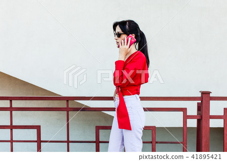 Portrait of woman talking by phone 41895421