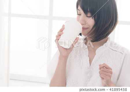 Teenage girl with tomato 41895438