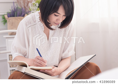 Beauty and book 41896089