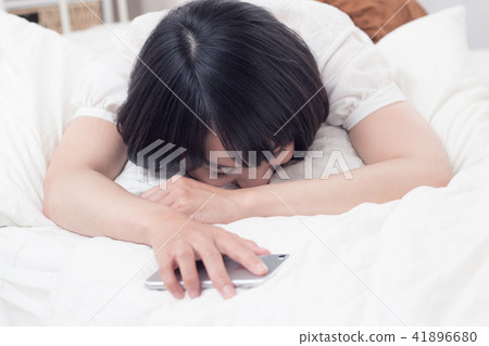 Using a mobile phone to sleep a girl Using a mobile phone to sleep a girl 41896680