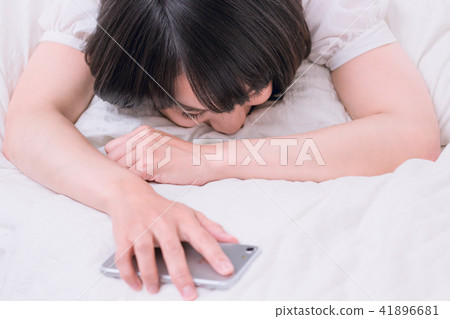 用手機用到睡著的少女 用手機用到睡著的少女 41896681