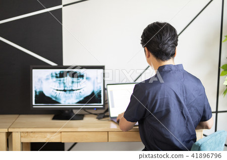 Dentist driving in electronic medical record Dentist driving in electronic medical record 41896796