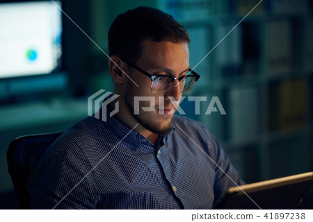 Entrepreneur working late Entrepreneur working late 41897238
