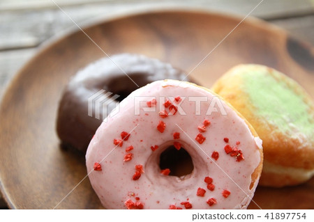 金合歡木盤上的草莓、巧克力和抹茶甜甜圈 41897754