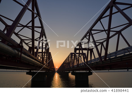 The Kisogawa Bridge and the sunrise 41898441
