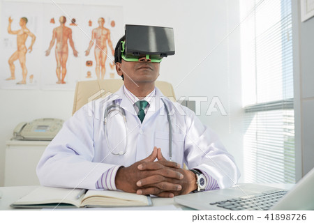 Doctor in VR headset 41898726