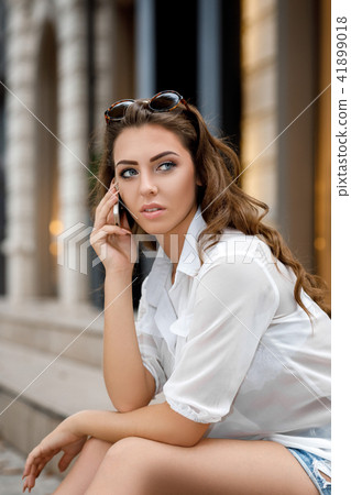 young woman talking on the phone 41899018