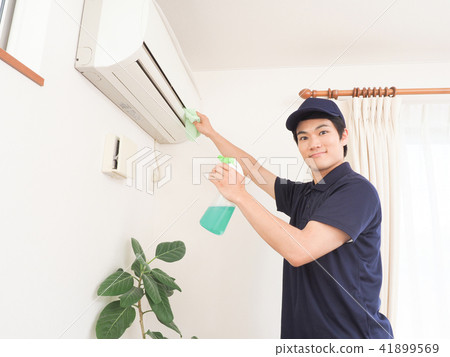 Worker cleaning the air conditioner 41899569