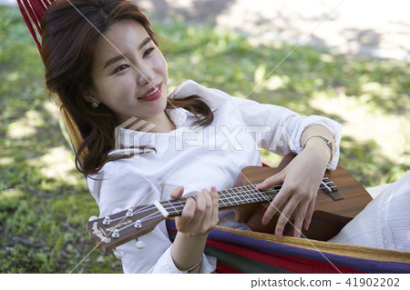 少婦，吉他，吊床，公園 41902202