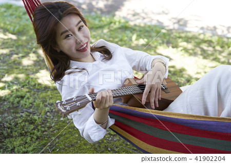 少婦，吉他，吊床，公園 41902204