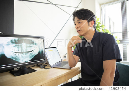 一名婦女由牙醫檢查 41902454