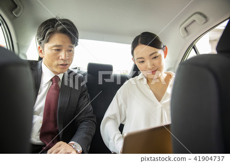 在後座會議的商人 41904737