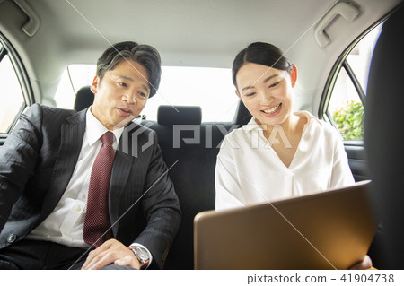在後座會議的商人 在後座會議的商人 41904738