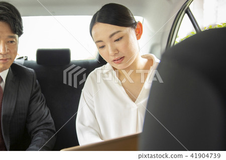 在後座會議的商人 41904739