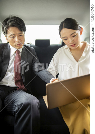 在後座會議的商人 41904740