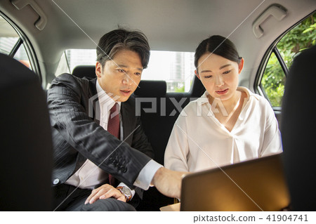 在後座會議的商人 在後座會議的商人 41904741