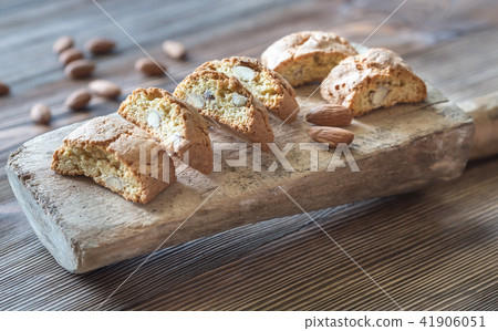 Cantuccini on the wooden board 41906051