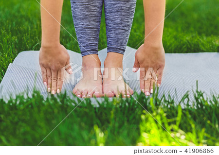 Closeup of a girl's hands and feet during yoga classes 41906866