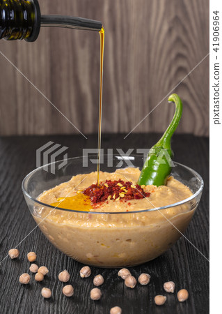 olive oil pours on hummus 41906964