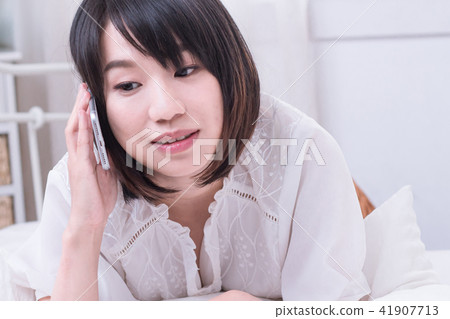在床上講電話的少女 在床上講電話的少女 41907713
