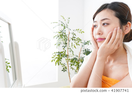 A young woman who skincare in the room 41907741