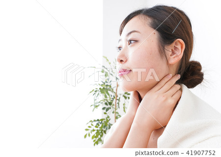 A young woman who skincare in the room A young woman who skincare in the room 41907752