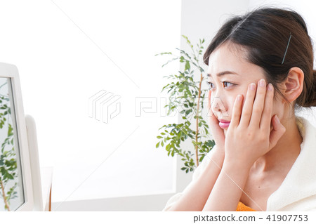 一個年輕的女人在房間裡護膚 一個年輕的女人在房間裡護膚 41907753