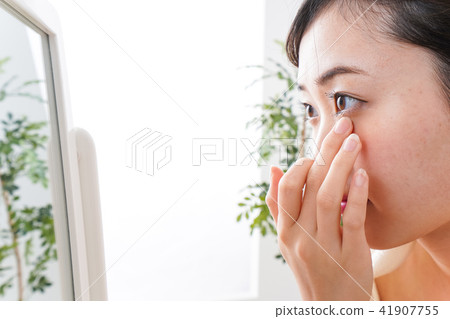 一個年輕的女人在房間裡護膚 一個年輕的女人在房間裡護膚 41907755