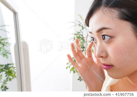 一個年輕的女人在房間裡護膚 一個年輕的女人在房間裡護膚 41907756