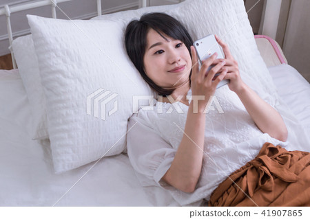 在床上滑手機的少女 在床上滑手機的少女 41907865